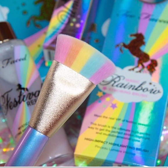 Too Faced Magic Rainbow Strobing Brush - Picture 5 of 8